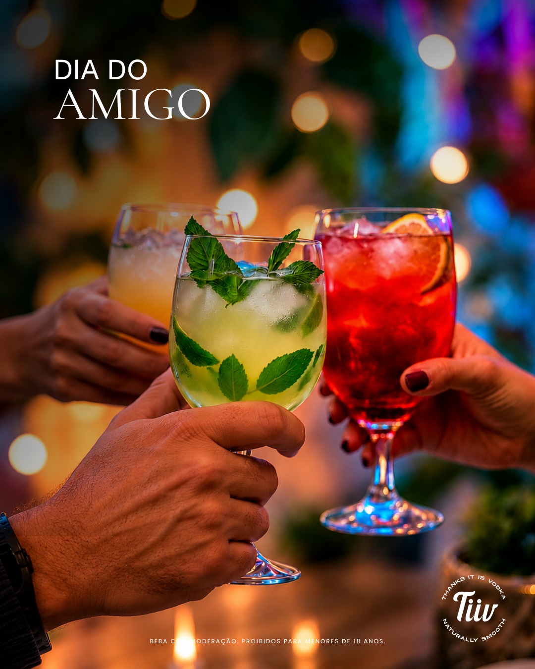 Amigos brindando com drinks coloridos